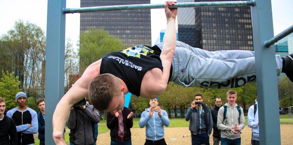 Denfit-StreetWorkout-Brussel-one-hand-e1584708260415-1024×507